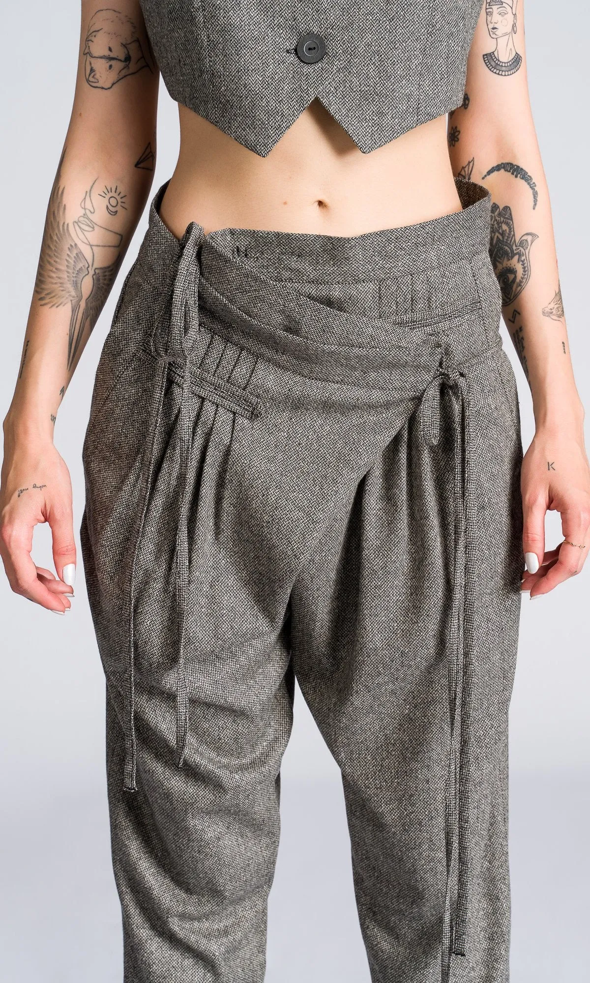 Two-piece Set of Tapered Pants and Cropped Suit Vest