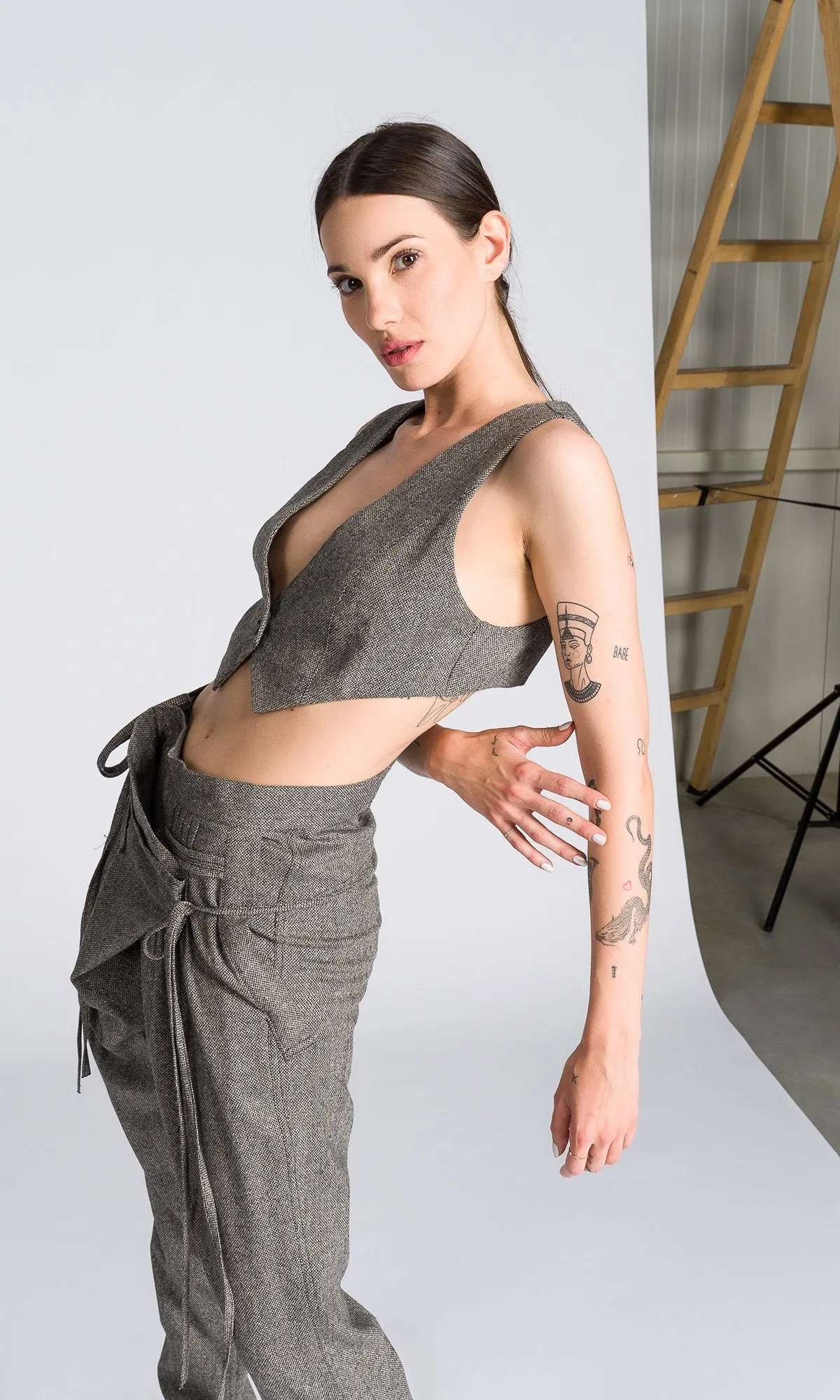 Two-piece Set of Tapered Pants and Cropped Suit Vest