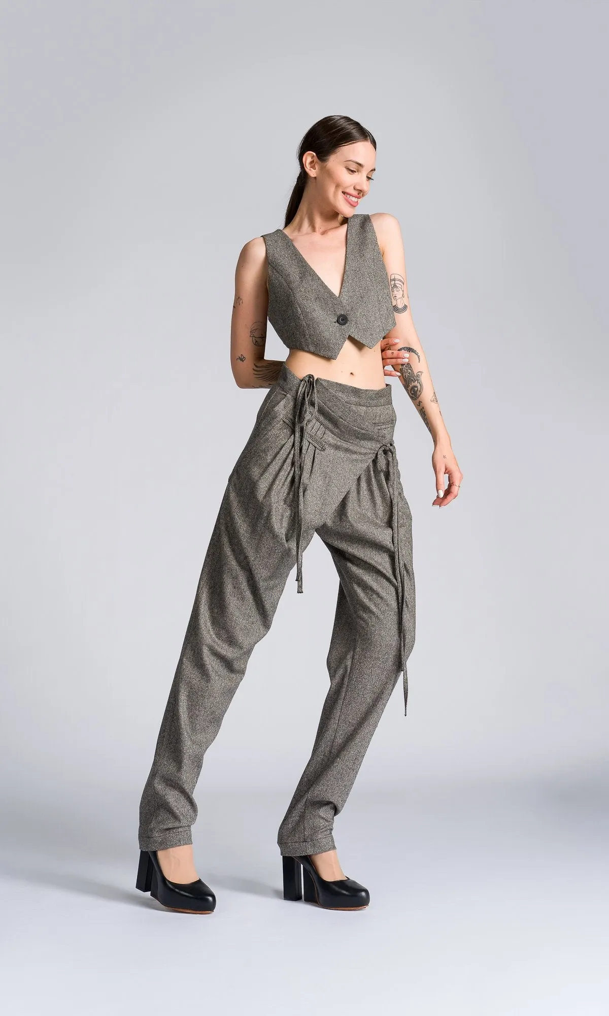 Two-piece Set of Tapered Pants and Cropped Suit Vest